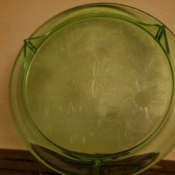 Green depression serving plate with feet.  Daisy flowers pattern Mint - Picture 2 of 10